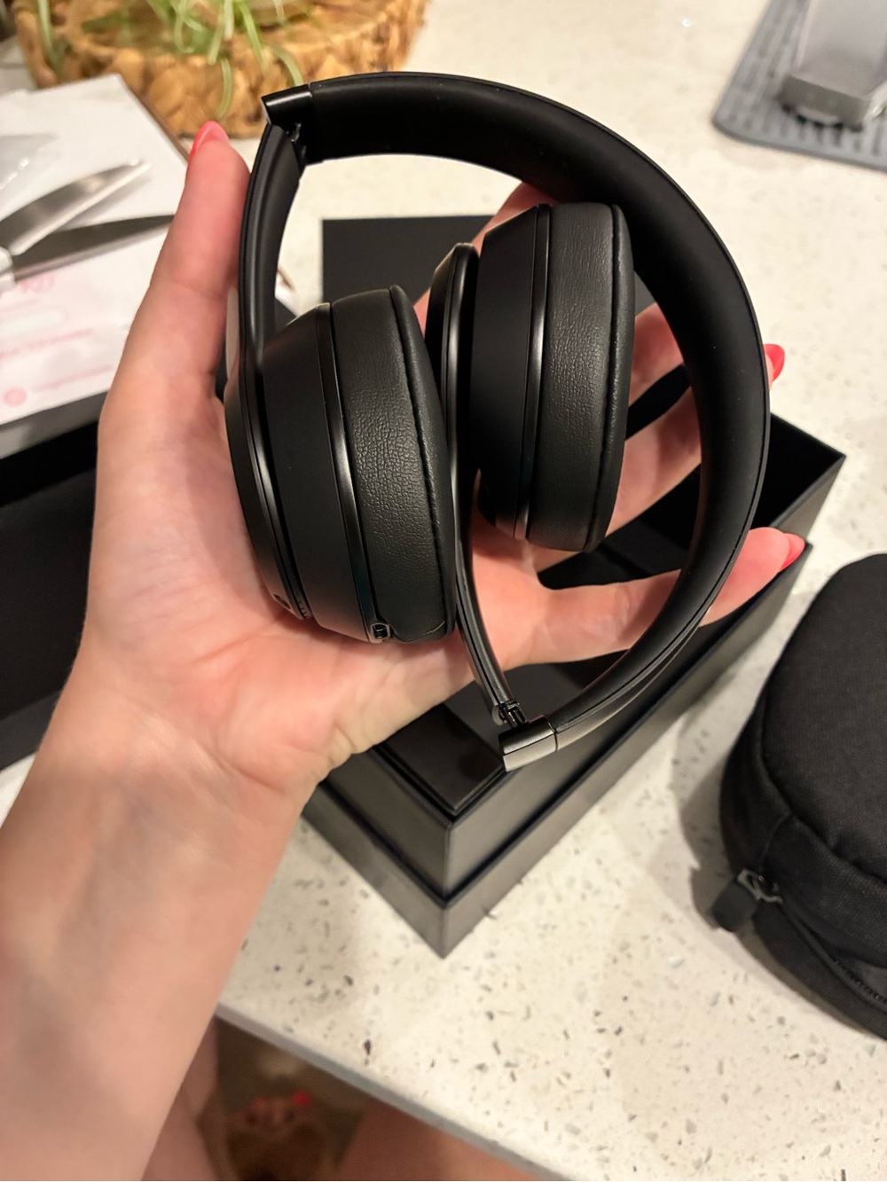 Beats Solo3 Wireless On-Ear Headphones - Black - Picture 7 of 9
